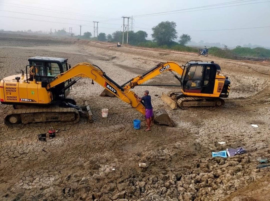 Two excavators on a Geogreen Construction earthwork site